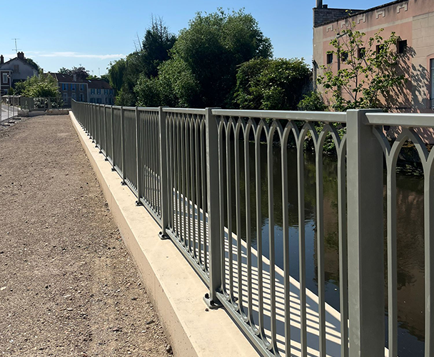 Ensemble de garde-corps métalliques installés sur quai piétonnier en bord de rivière, fabrication sur mesure SECMI.